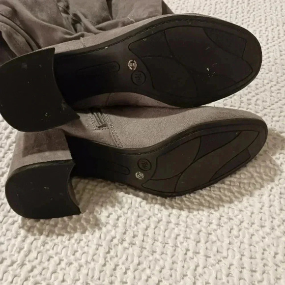 Retro over the knee gray suede block heel boots - Picture 10 of 10